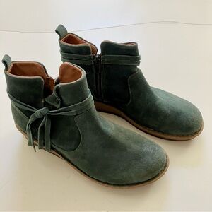 Born Vaughn Women’s Teal Suede Ankle Boots. 9.5